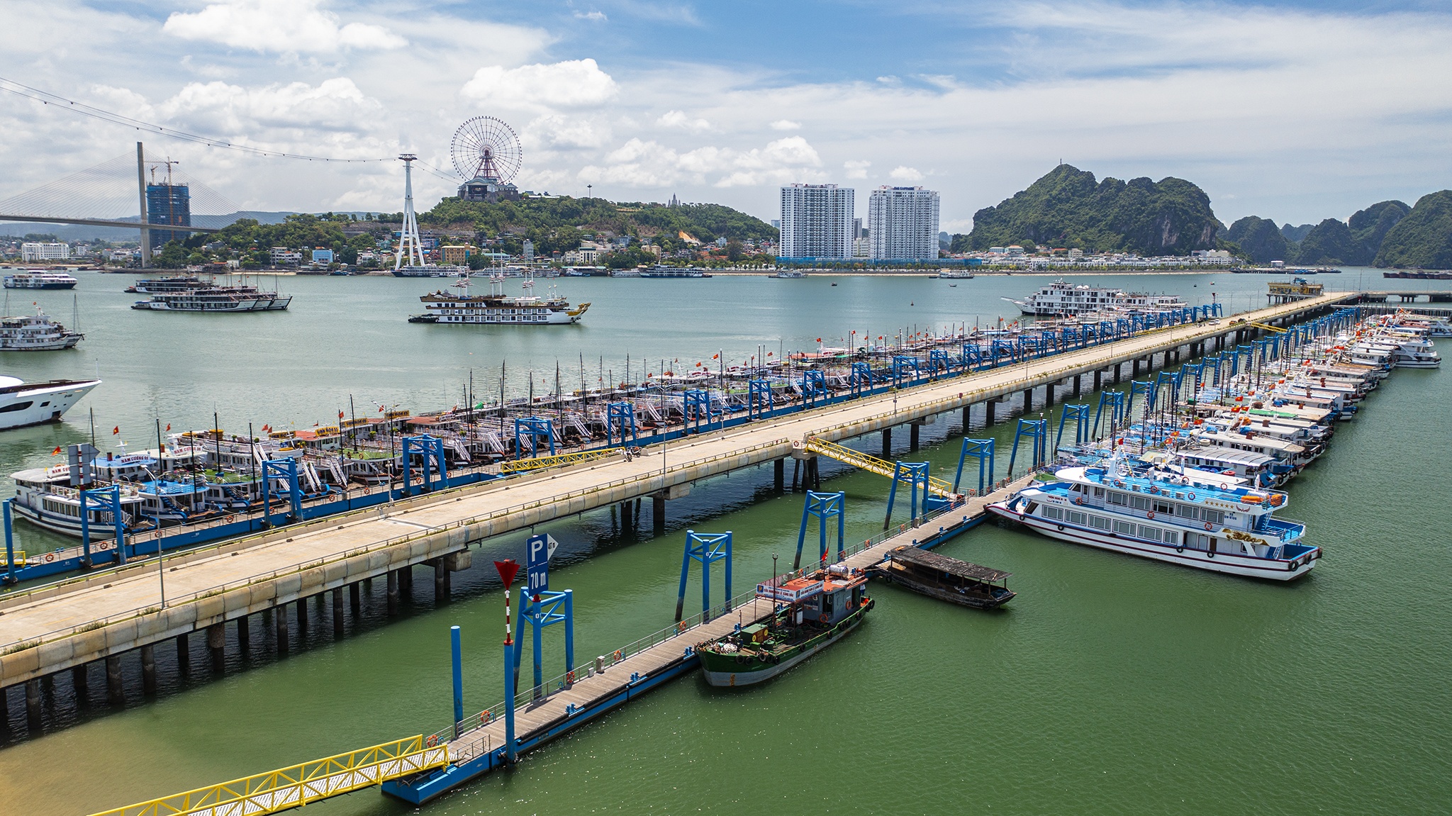 Quang Ninh,  Van Don,  tau cap cang,  cau tau,  Khu kinh te anh 1