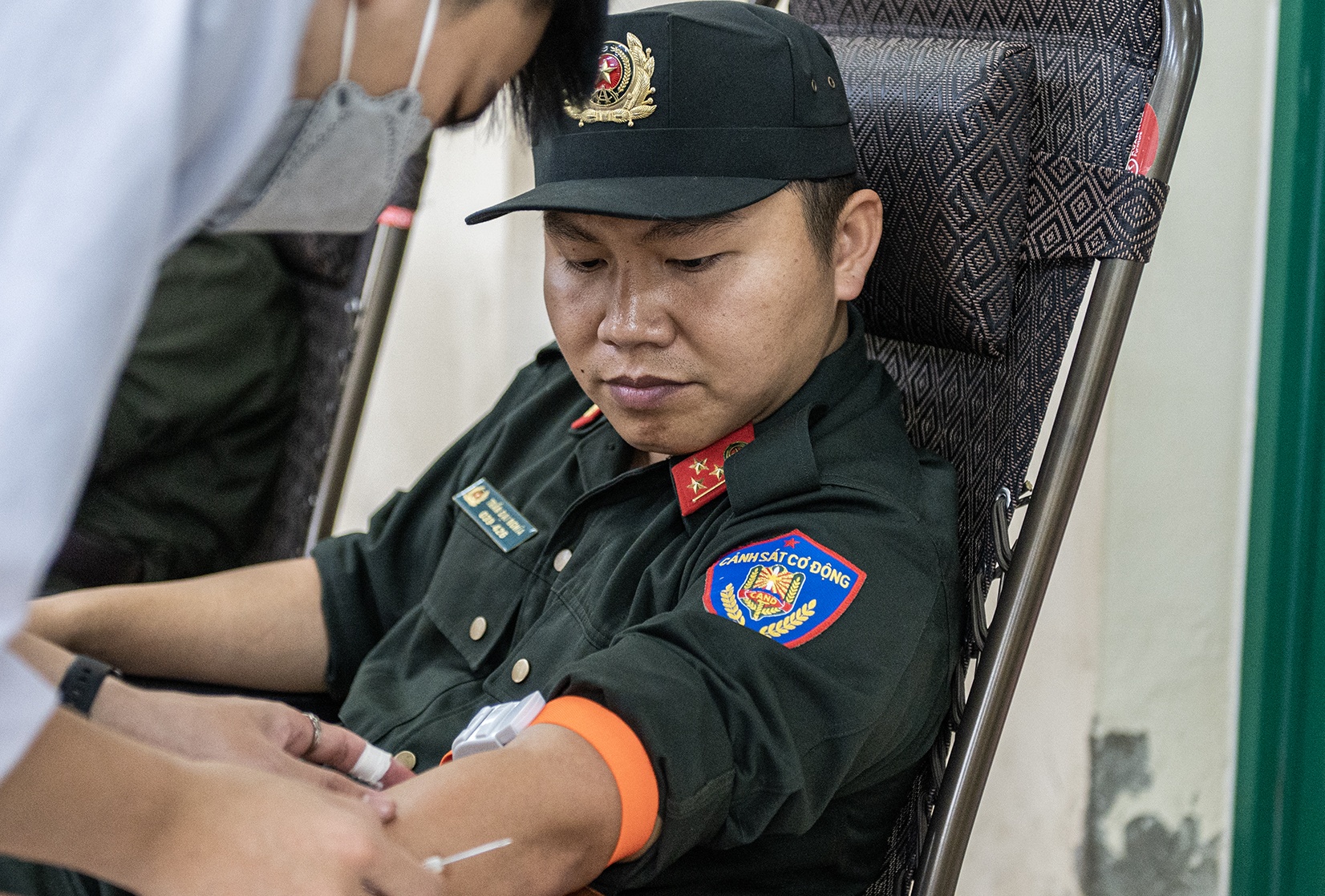 Chien si canh sat co dong hon 10 lan tham gia hien mau hinh anh