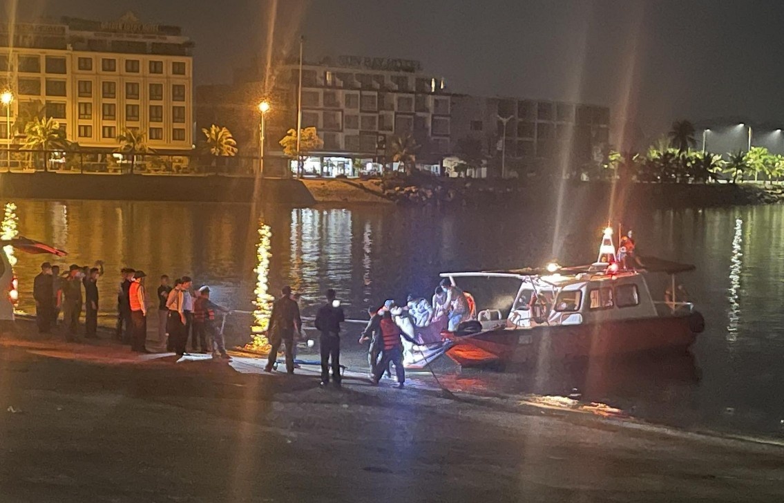 Chua tim thay hai nan nhan con lai trong vu may bay Bell 505 roi hinh anh