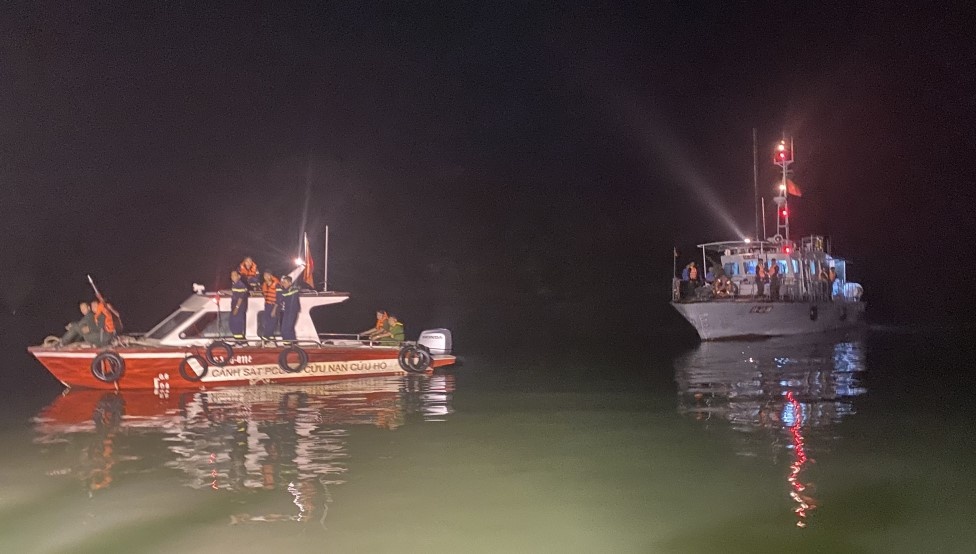 Tho lan tim cach vao ben trong may bay Bell 505 bi roi hinh anh