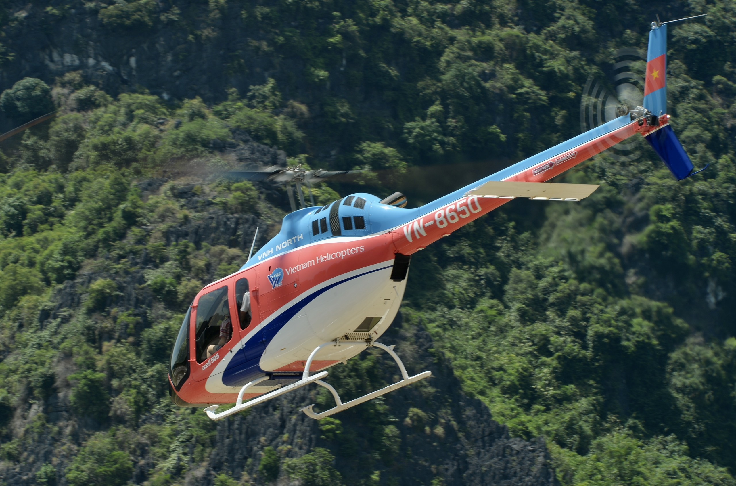 May bay Bell 505 bay 2 vong quanh nui truoc khi roi xuong bien hinh anh