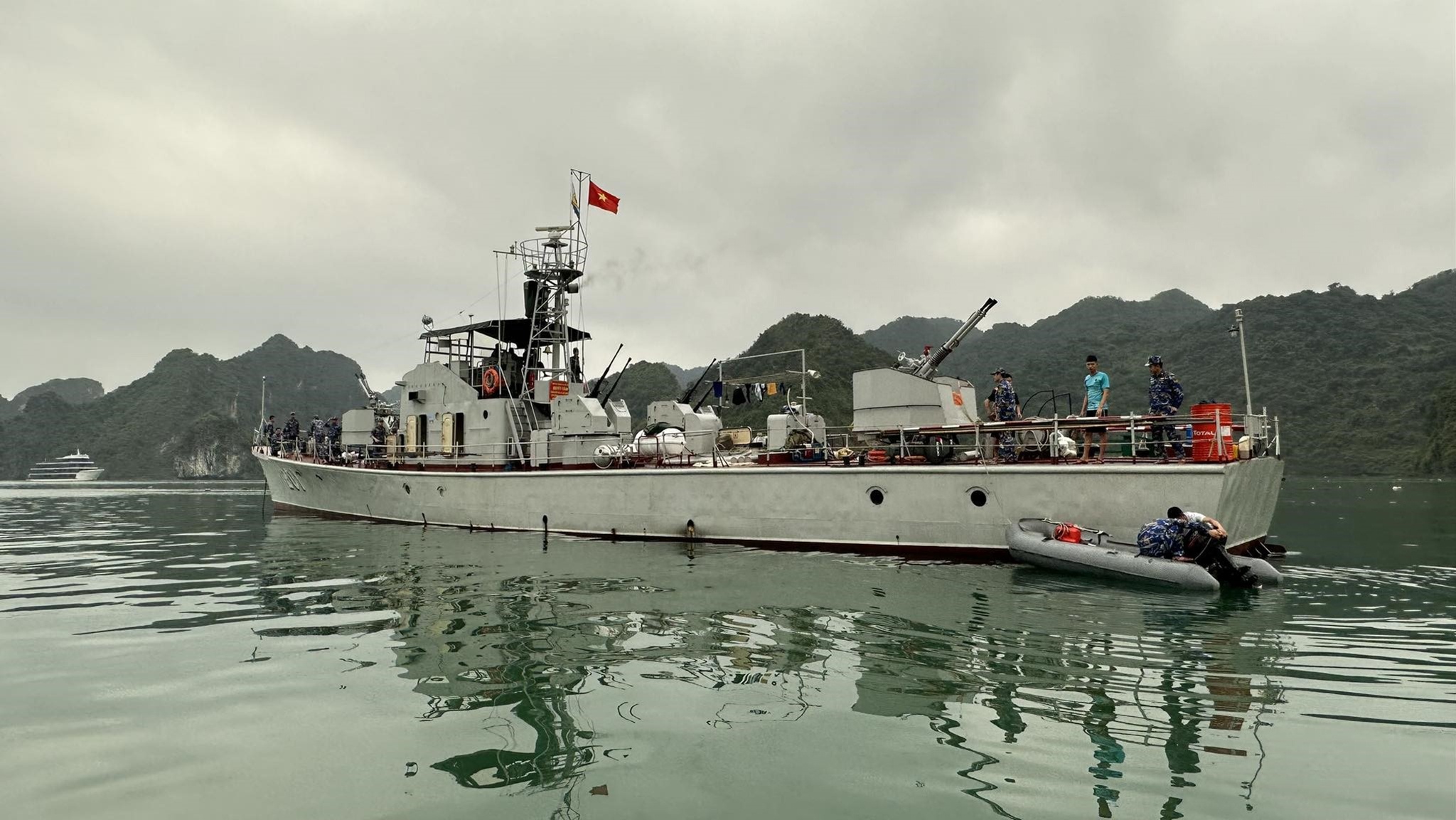 Quang Ninh,  roi may bay,  Bell 505,  Hai Phong,  vot xac may bay anh 2