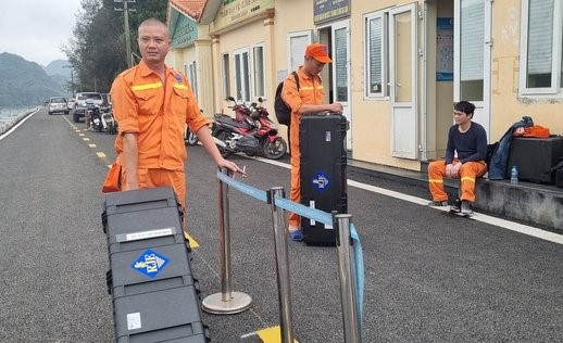 Tim thay hop den may bay Bell 505 roi xuong bien hinh anh