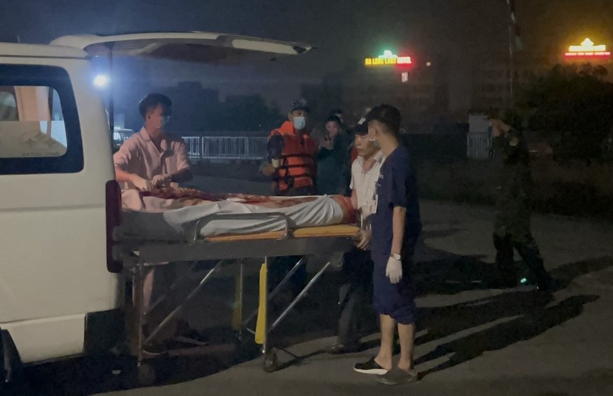 Hien truong tim thay thi the phi cong trong may bay Bell 505 hinh anh