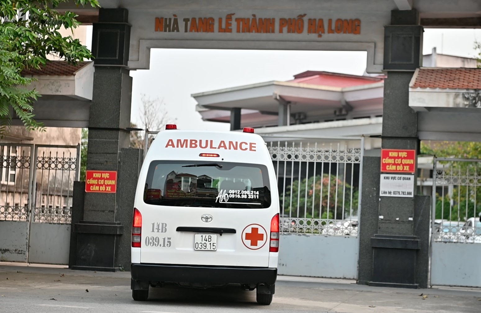 Ban giao cho gia dinh 4 thi the nan nhan may bay Bell 505 bi roi hinh anh