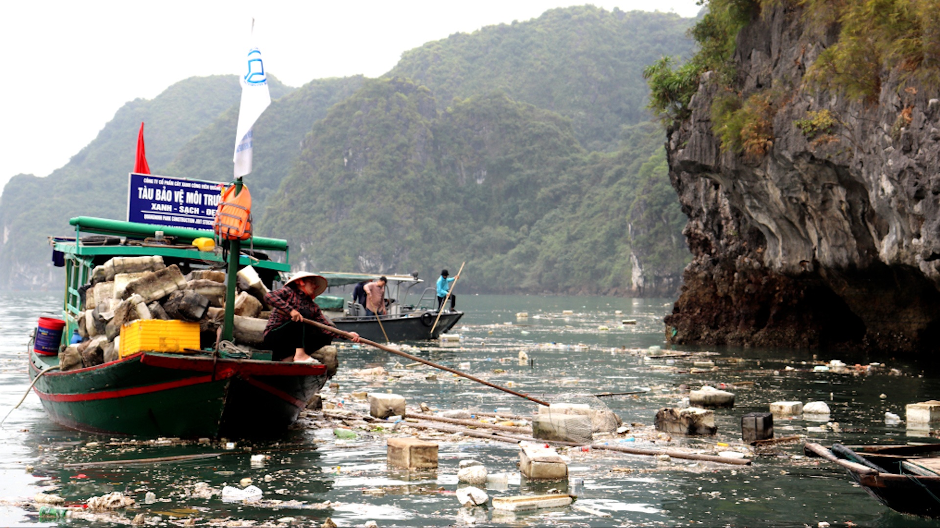 Phao xop noi trang mat bien vinh Ha Long hinh anh