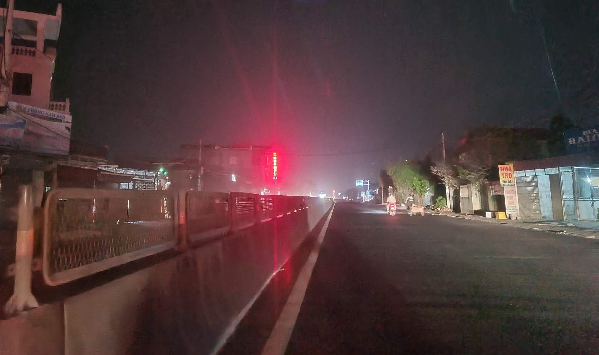 Duong khong co he thong chieu sang, tai nan tren quoc lo 10 tang cao hinh anh