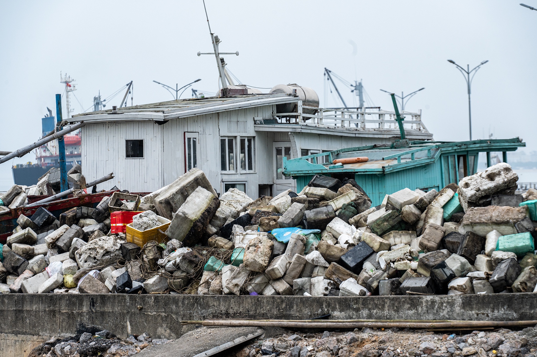 Quang Ninh xu ly hang trieu phao xop troi tren bien hinh anh