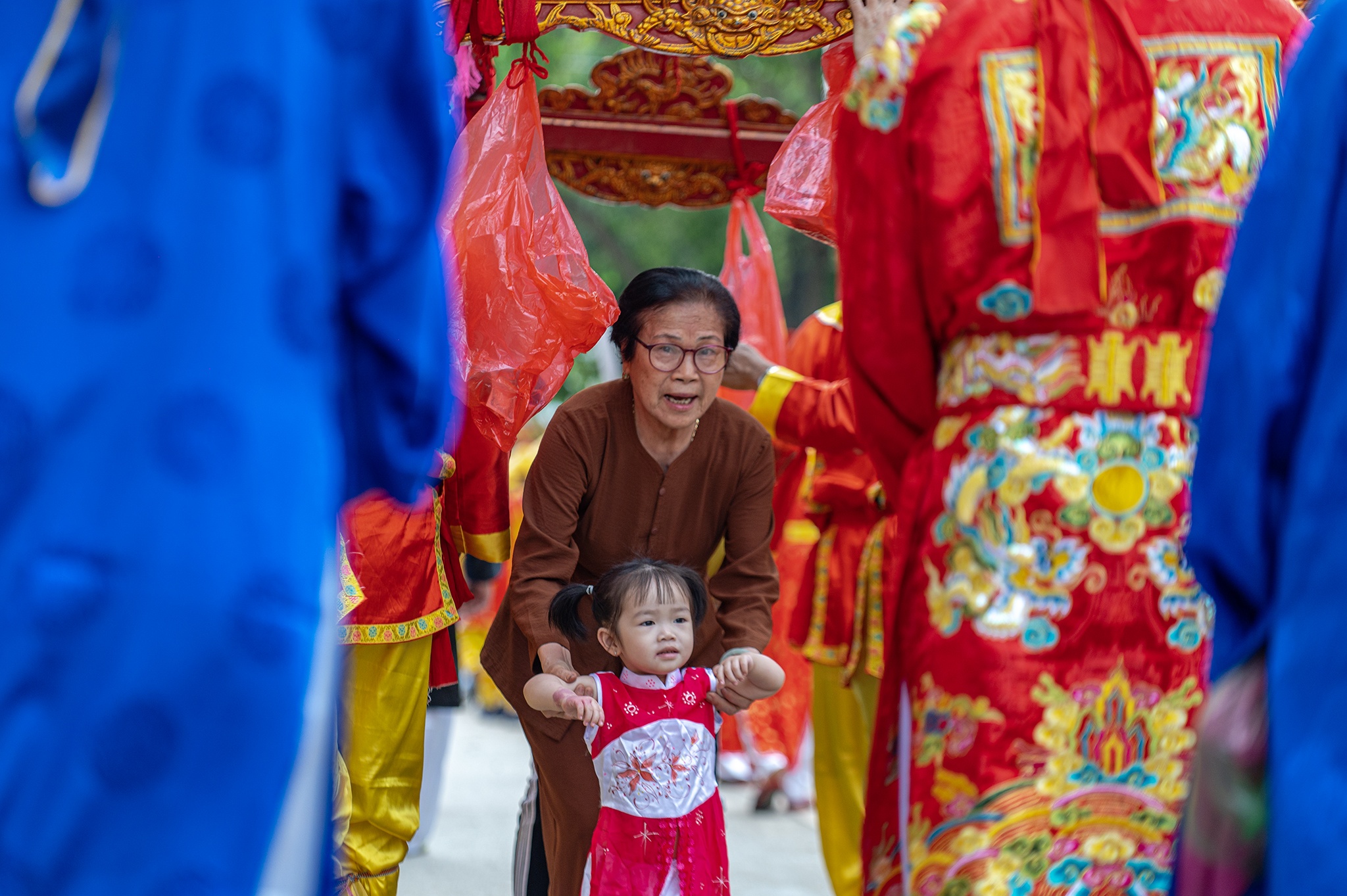 Be tre nho chui qua kieu Duc Thanh Tran de cau suc khoe hinh anh