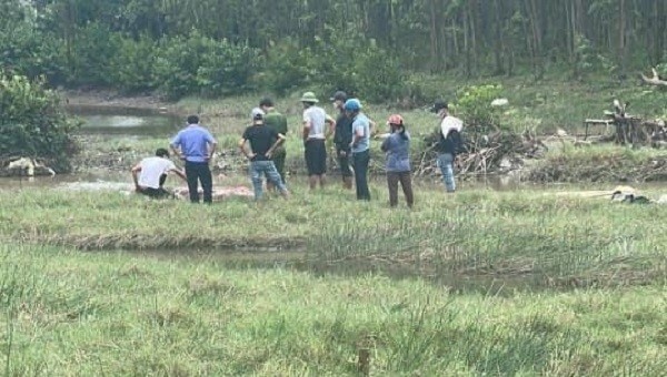 Phat hien nguoi dan ong tu vong canh khe thoat nuoc hinh anh