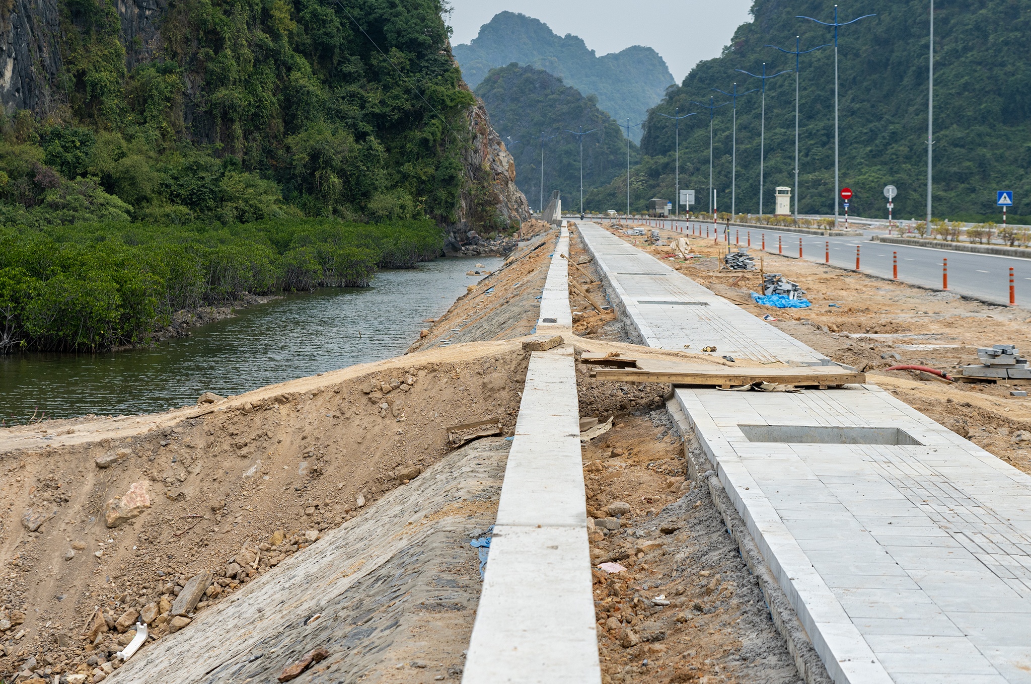 Pha do cong trinh trai phep tai duong bao bien cua Quang Ninh hinh anh