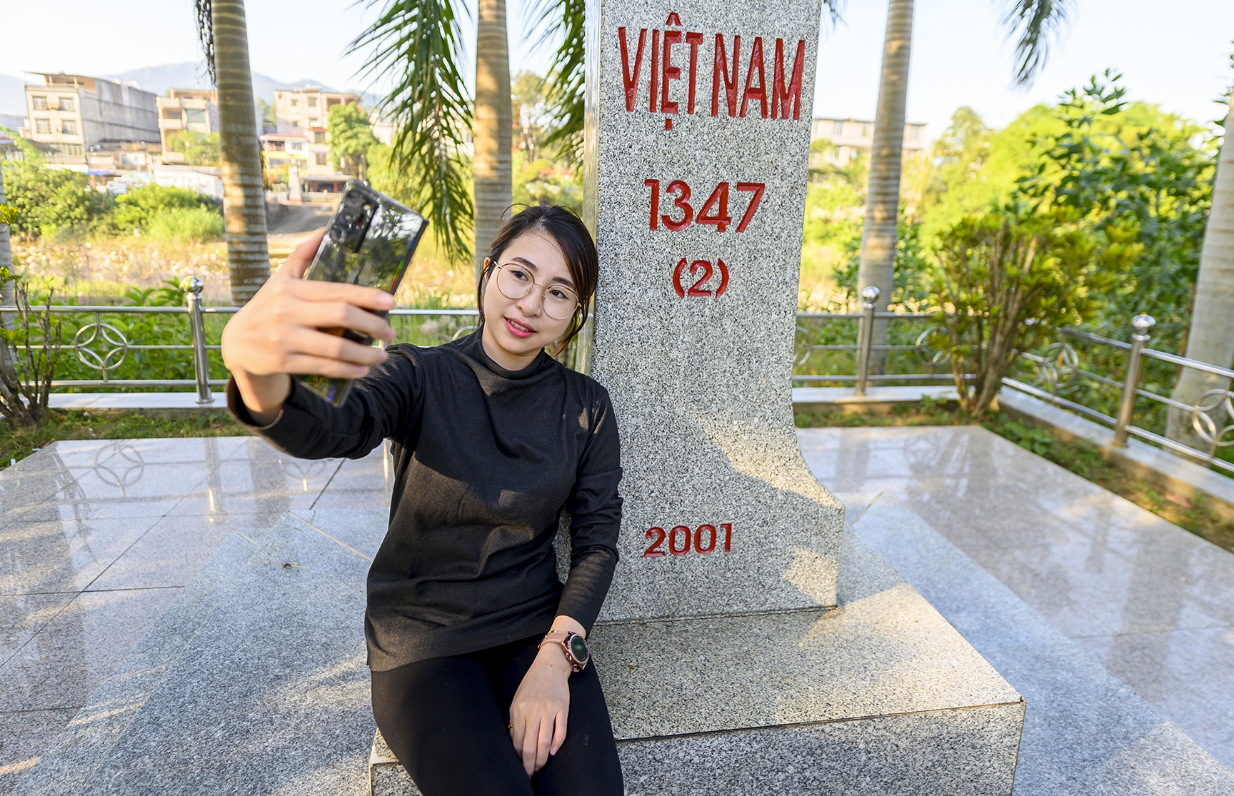 Sap to chuc le hoi hoa sim bien gioi o TP Mong Cai hinh anh