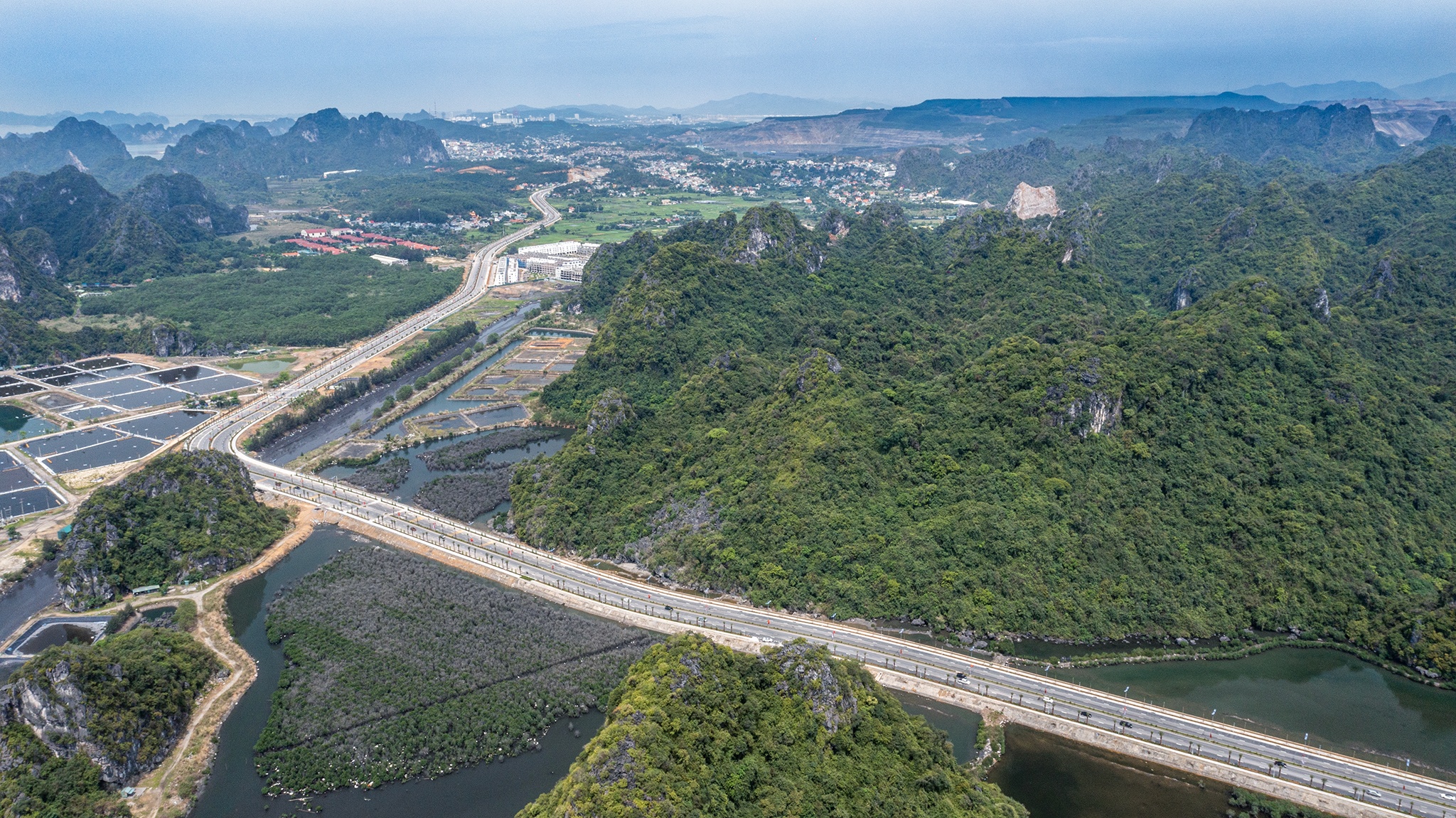 Dieu chinh toc do tren duong bao bien Ha Long - Cam Pha hinh anh