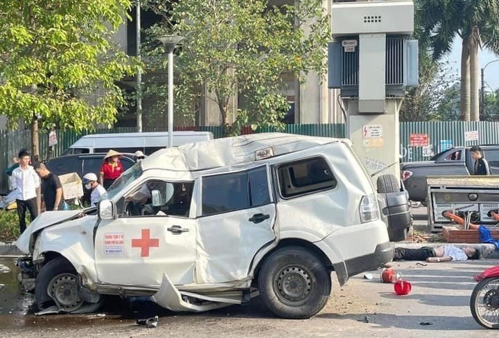 Xe cuu thuong dam do tru dien, tai xe tu vong hinh anh