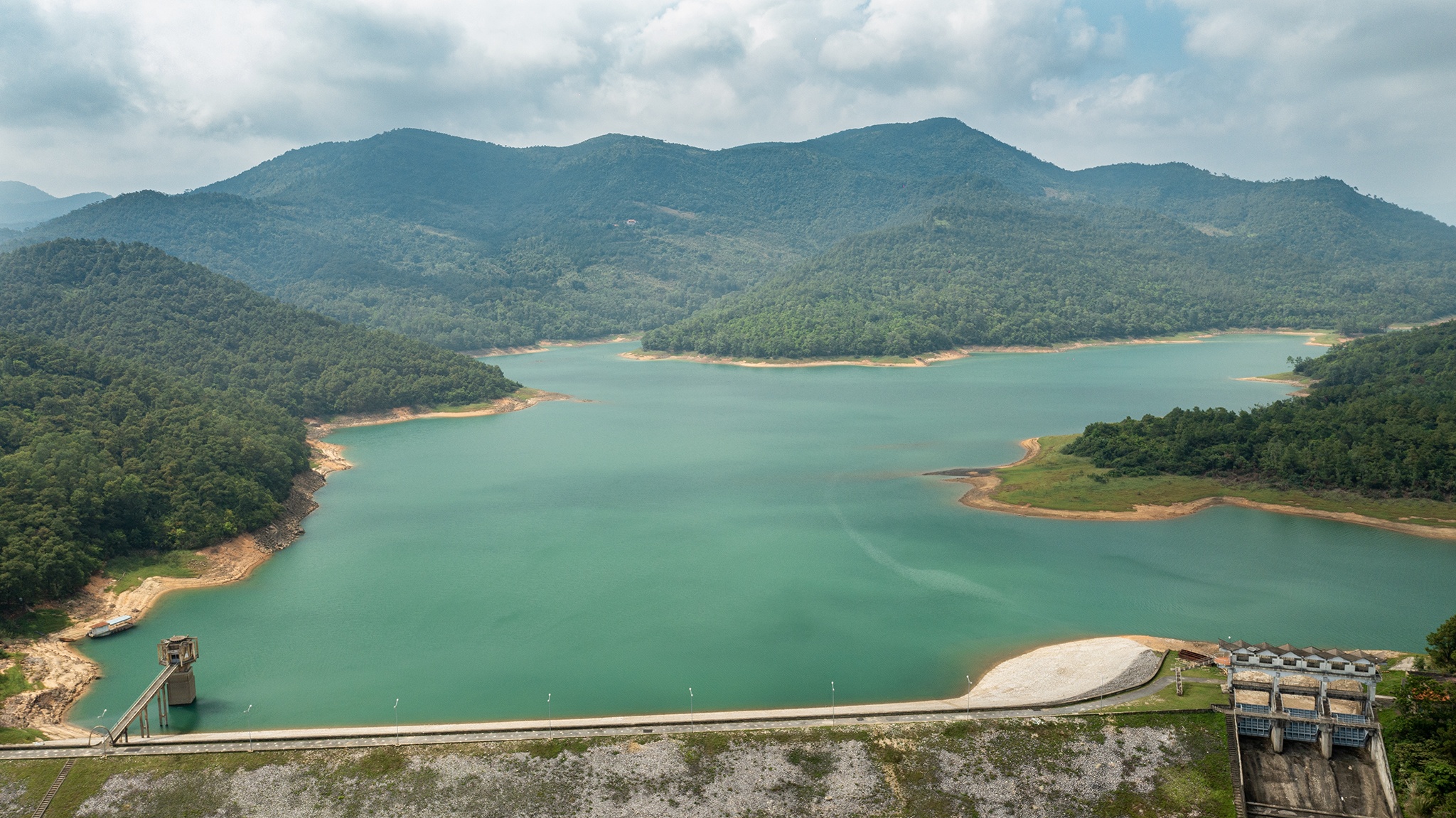 Du lich tu phat xam pham ho chua nuoc lon nhat Quang Ninh hinh anh