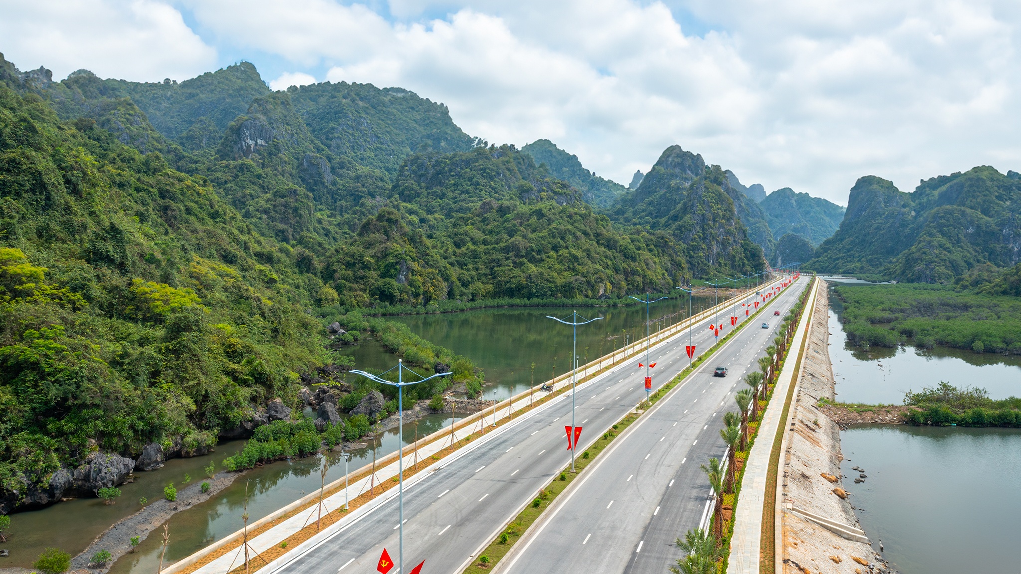 Nang toc do duong ven bien Ha Long - Cam Pha len 80 km/h hinh anh