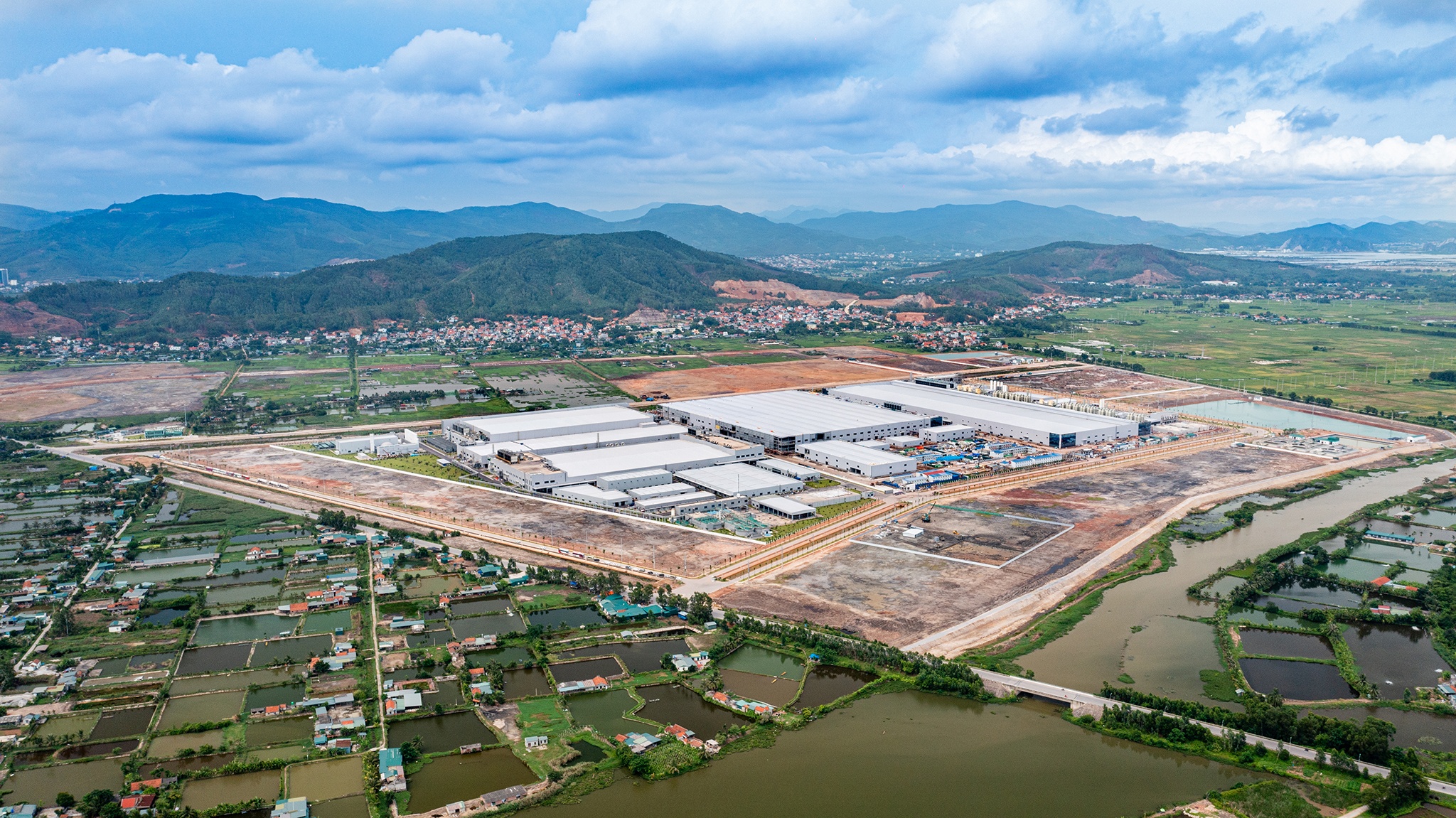 Quang Ninh,  Tap doan Foxconn,  Quang Yen,  Khu cong nghiep,  nha may anh 1