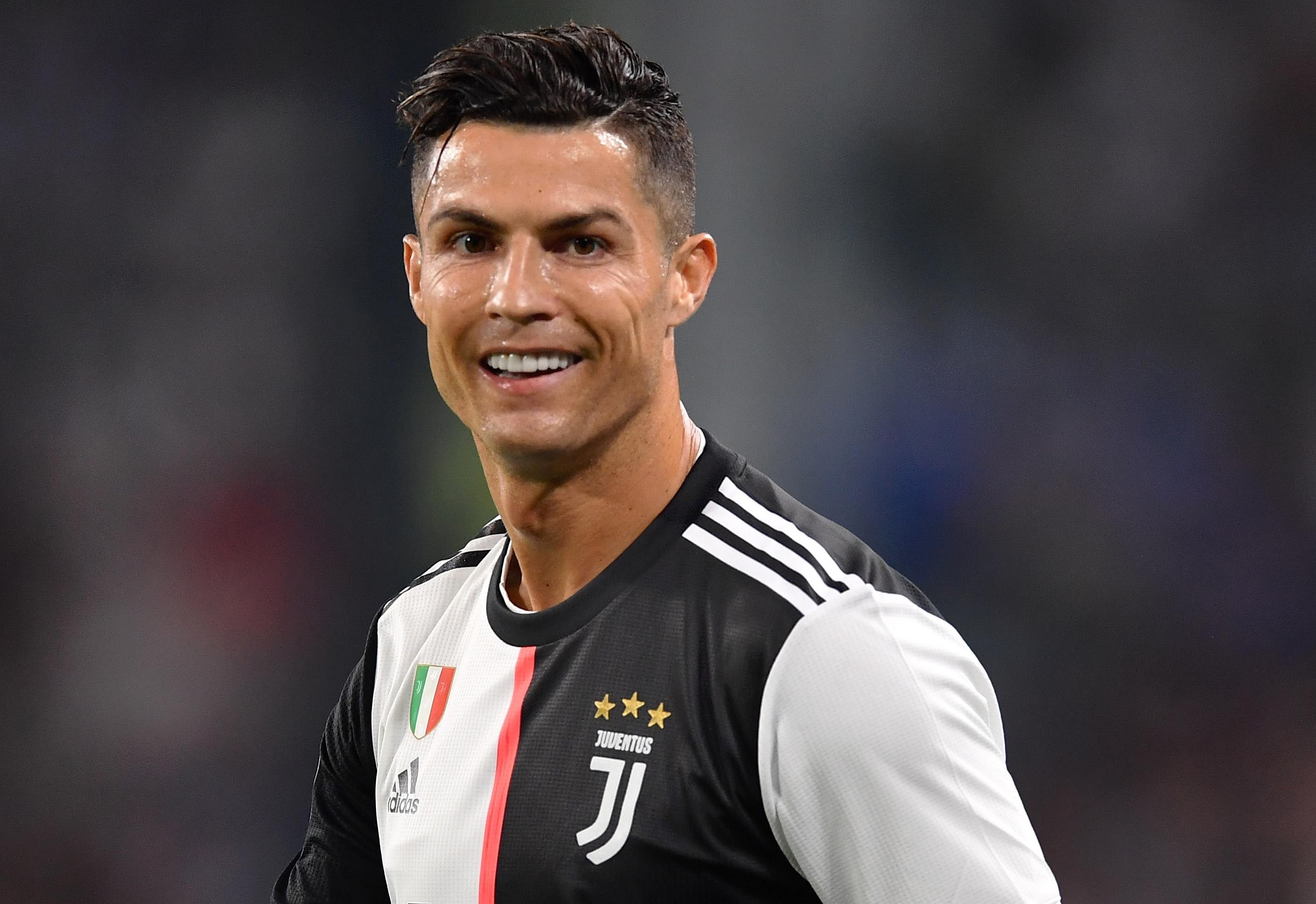 Ronaldo moi dong doi tai Juventus di an toi de xin loi hinh anh