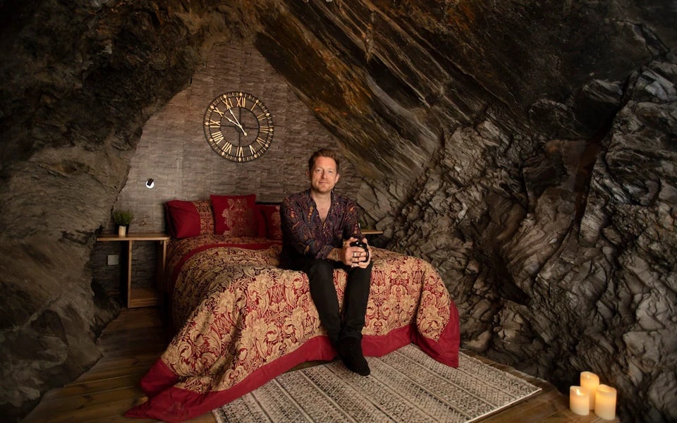 Khach san duoi long dat anh 1