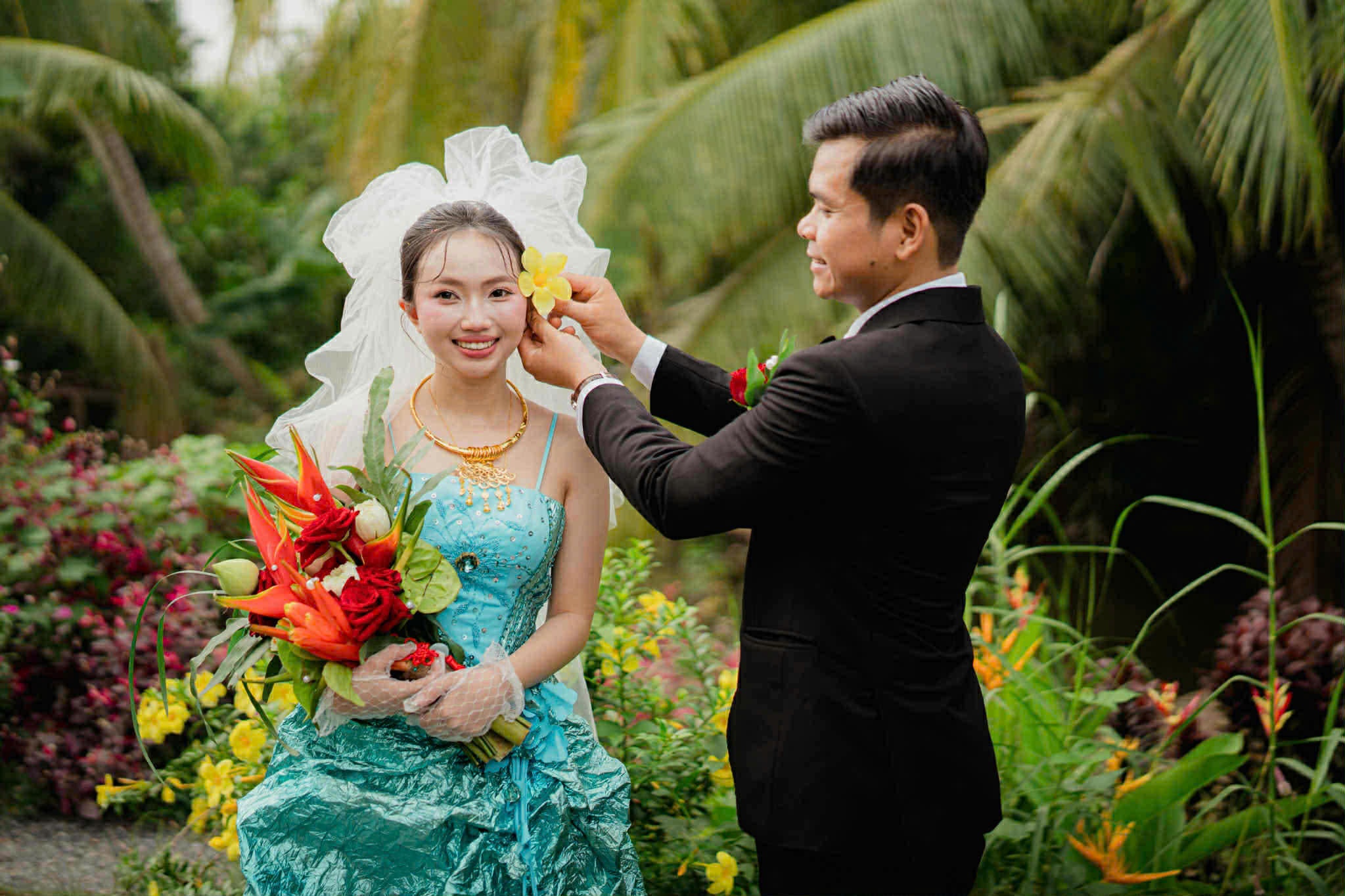 Co dau mien Tay tai hien anh cuoi bo me 31 nam truoc gay sot hinh anh