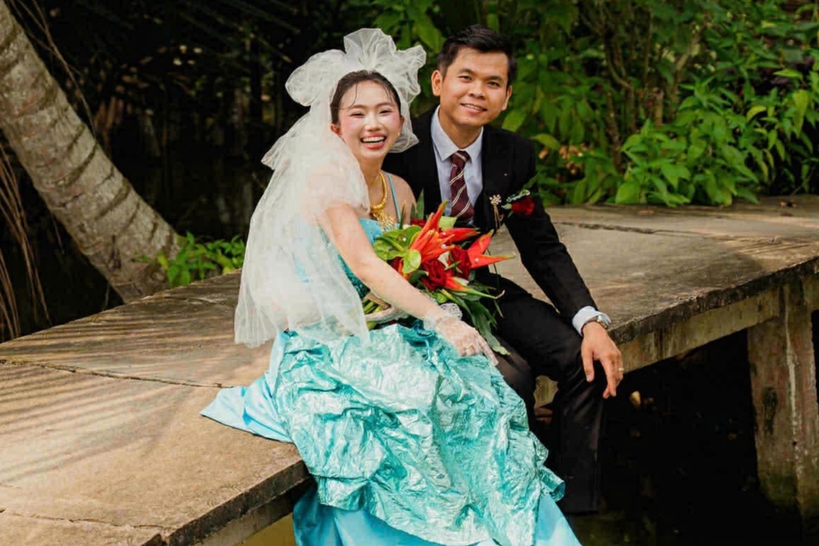 Co dau lam dam hoi giong me 31 nam truoc voi chiec vay 100.000 dong hinh anh