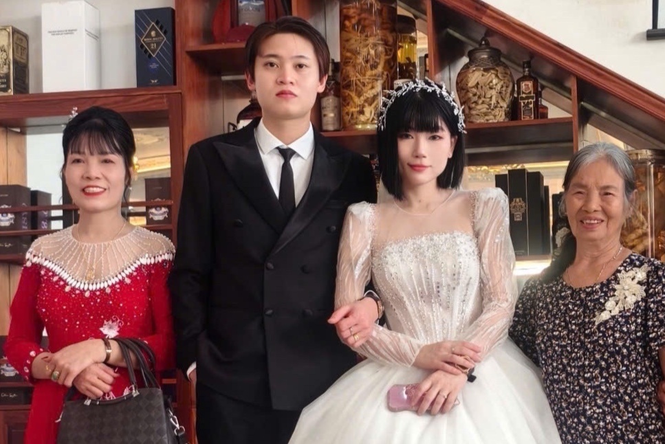 Y ta Nhat Ban lam dau Viet Nam, choang ngop voi dam cuoi 100 mam co hinh anh