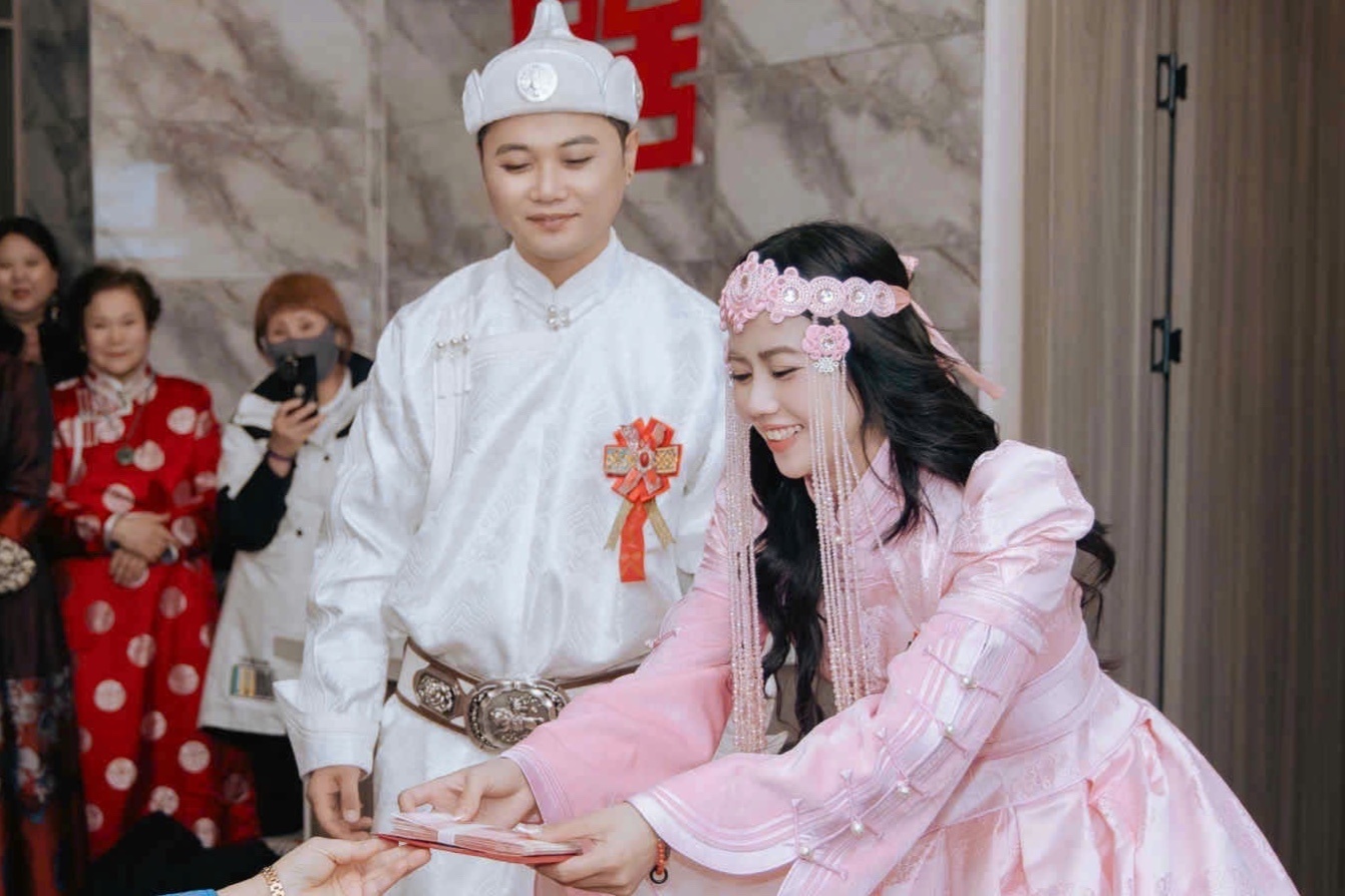 Co dau Viet lay chong Noi Mong, soc khi di thu vay cuoi hinh anh