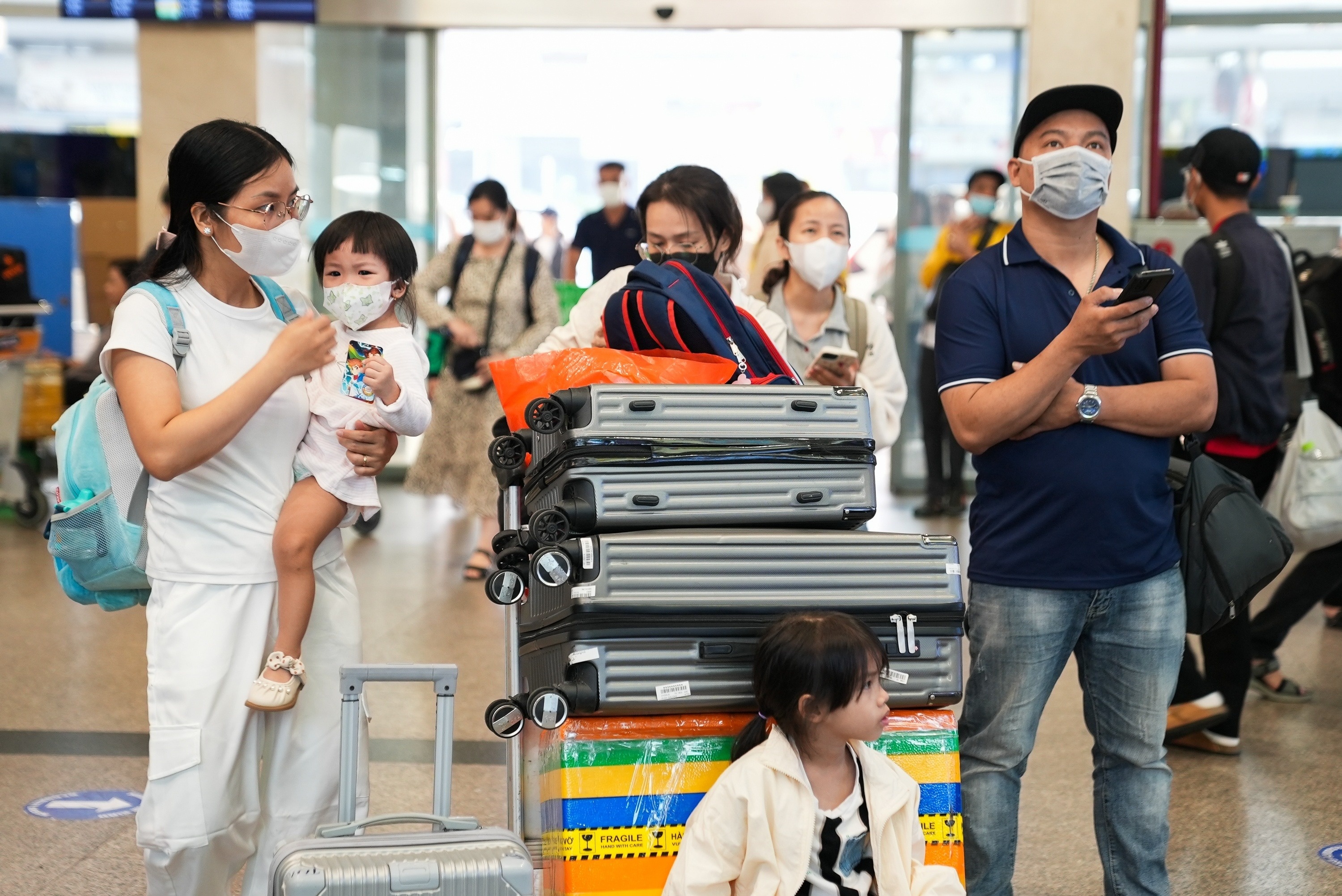 Gia dinh TP.HCM dan do chi 28 trieu mua ve may bay ve que an Tet hinh anh