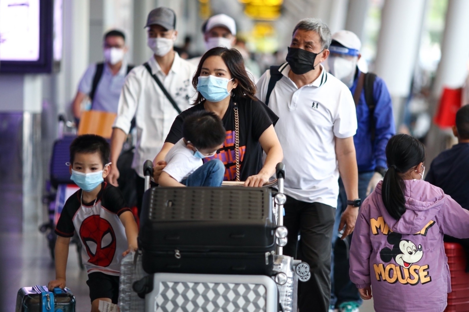 Gia dinh TP.HCM dan do chi 28 trieu mua ve may bay ve que an Tet hinh anh