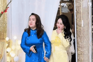 Con trai xúc động nhìn mẹ U60 tái hôn ở TP.HCM