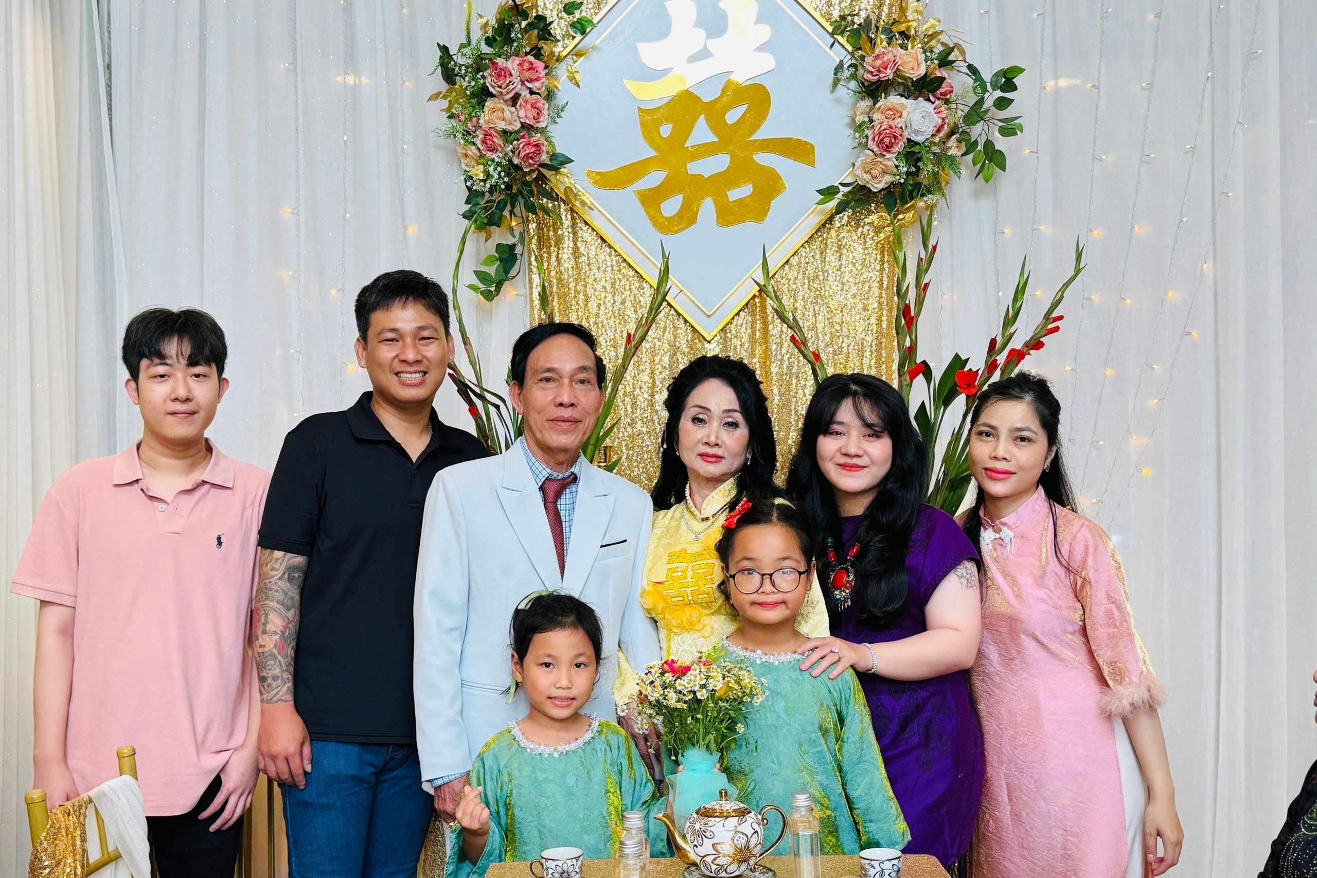 Co dau 60 tuoi duoc khen tre dep trong ngay cuoi hinh anh