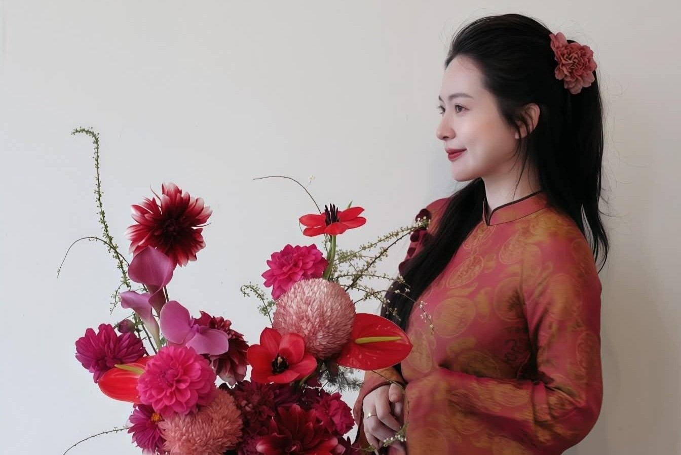 Chi hang chuc trieu dong hoc cam hoa doc la trung Tet hinh anh