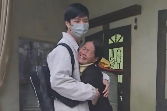 Me oa khoc nuc no khi con trai bi mat tro ve tu Nhat Ban sau 3 nam hinh anh