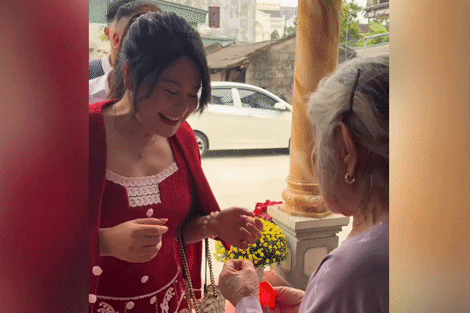 Hàng trăm cháu nội ngoại xếp hàng nhận lì xì 1 chỉ vàng từ bà ngoại