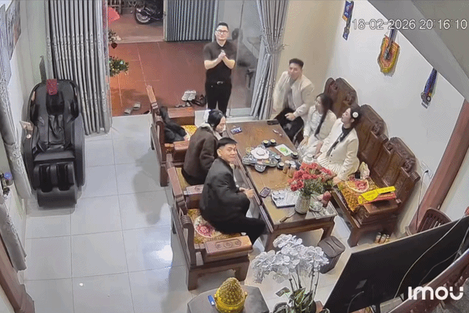 Mo camera o Nga, co gai xuc dong vi hoi ban than qua nha choi Tet hinh anh