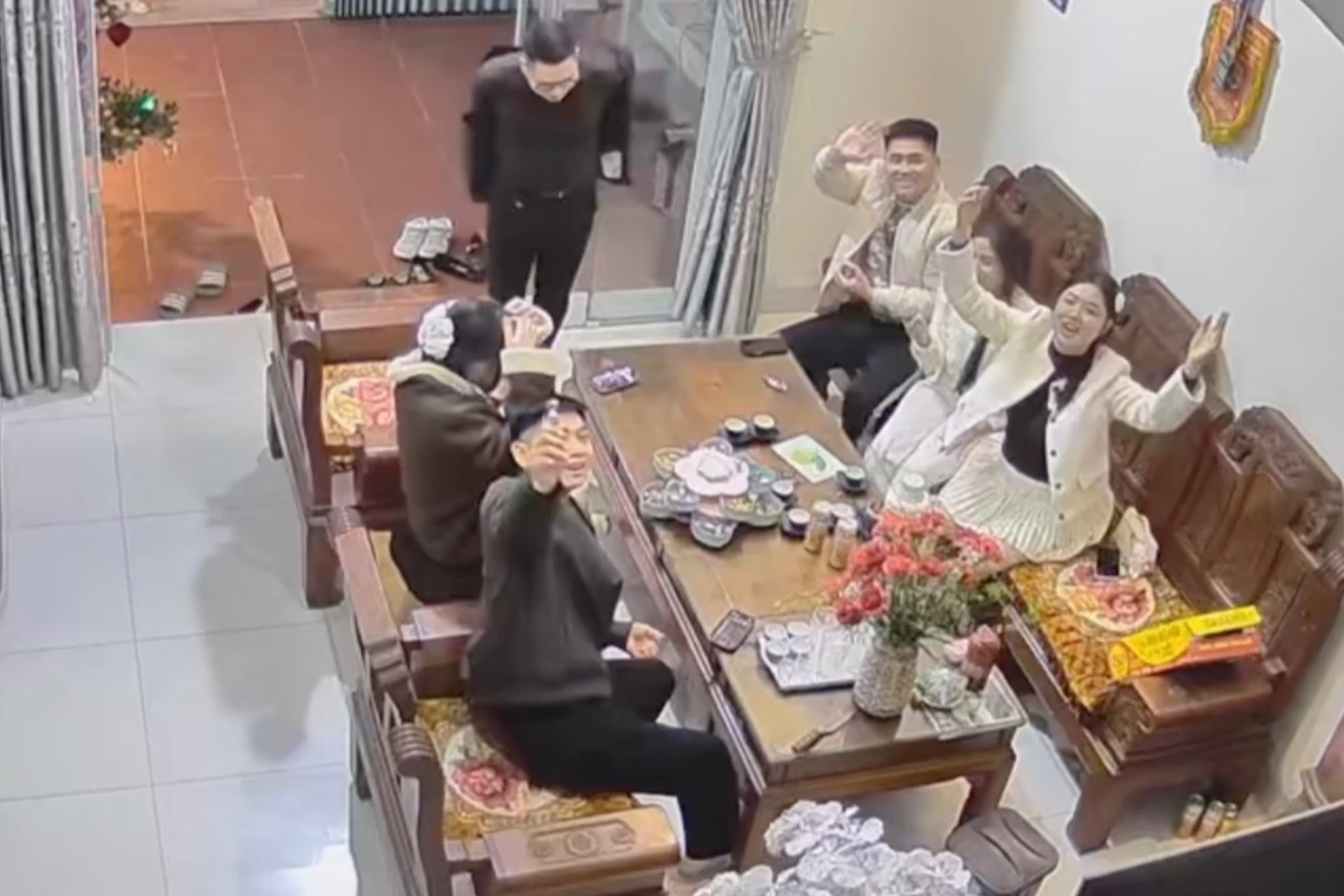 Vang nha dip Tet, co gai bat ngo khi hoi ban than sang chuc Tet bo me hinh anh