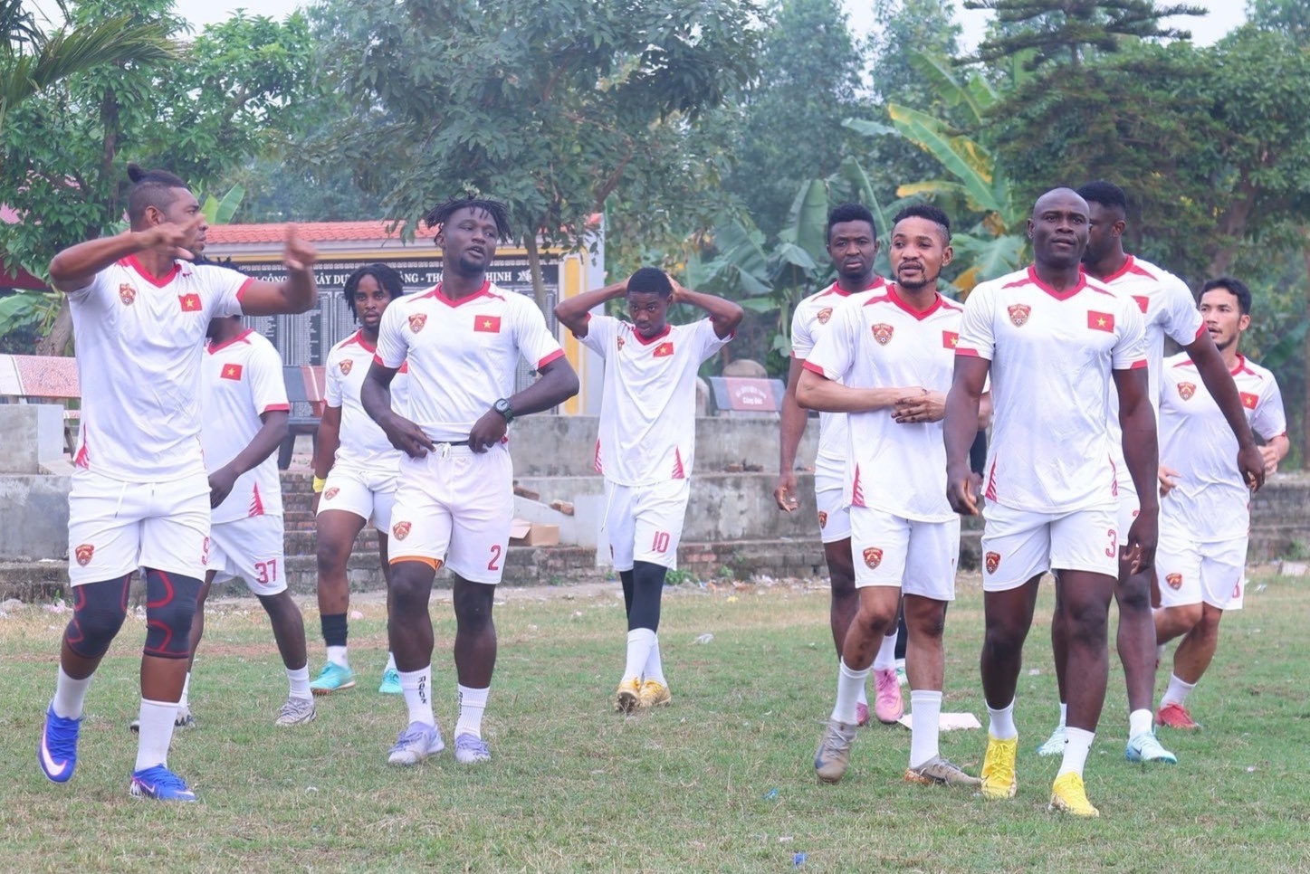 Doi hinh toan ngoai binh o giai bong da hoi lang gay sot hinh anh