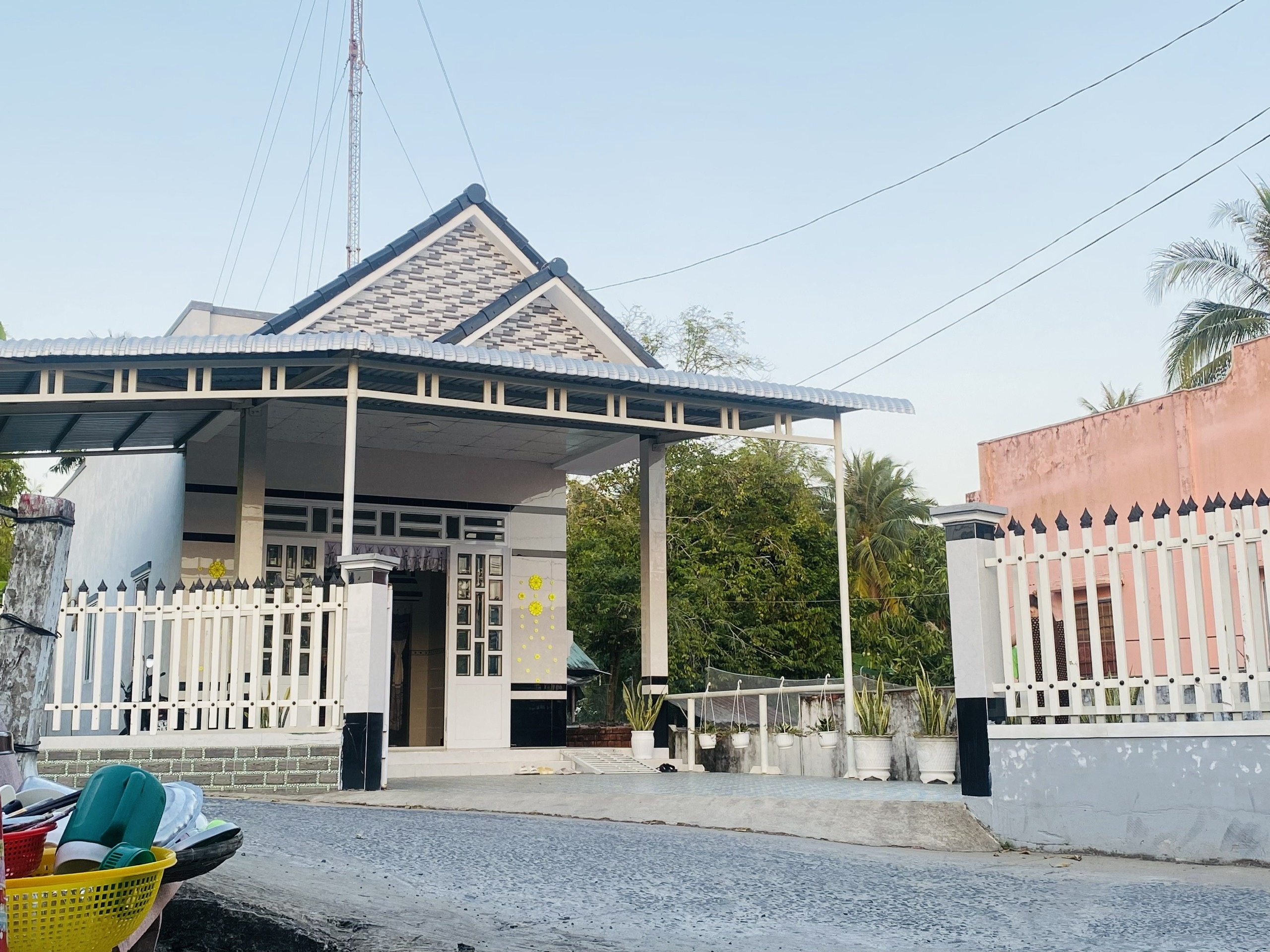 vi khach bat ngo anh 1