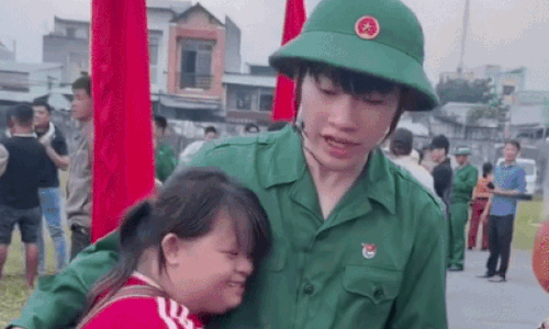 Chị gái mang bệnh bịn rịn tiễn em trai nhập ngũ gây xúc động