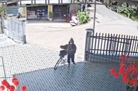 Nha duoi chan cau, moi ngay deu co nguoi la mat da lao vao san hinh anh