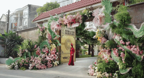 Le ruoc dau tai nha tho to cua ai nu gia toc gay sot hinh anh