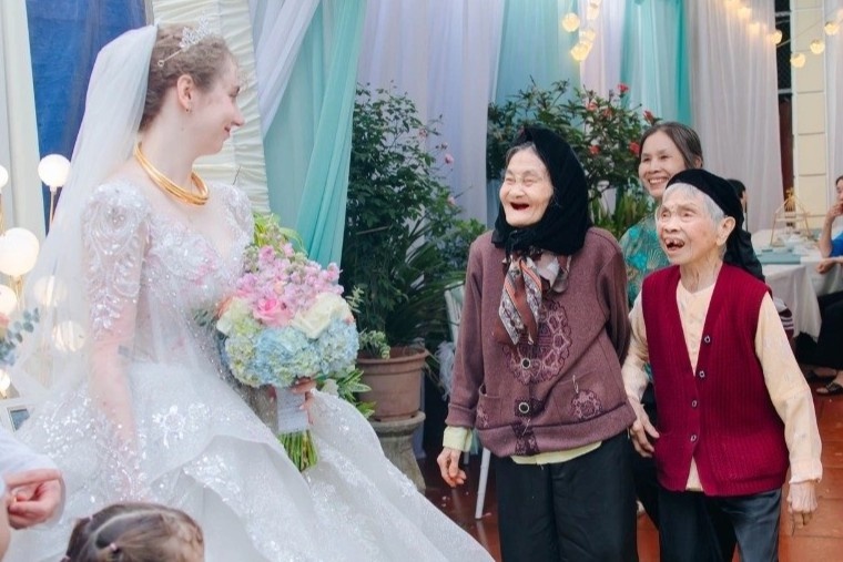 Chang trai Viet cuoi vo Duc, ca xom toi xem co dau 'xinh nhu bup be' hinh anh