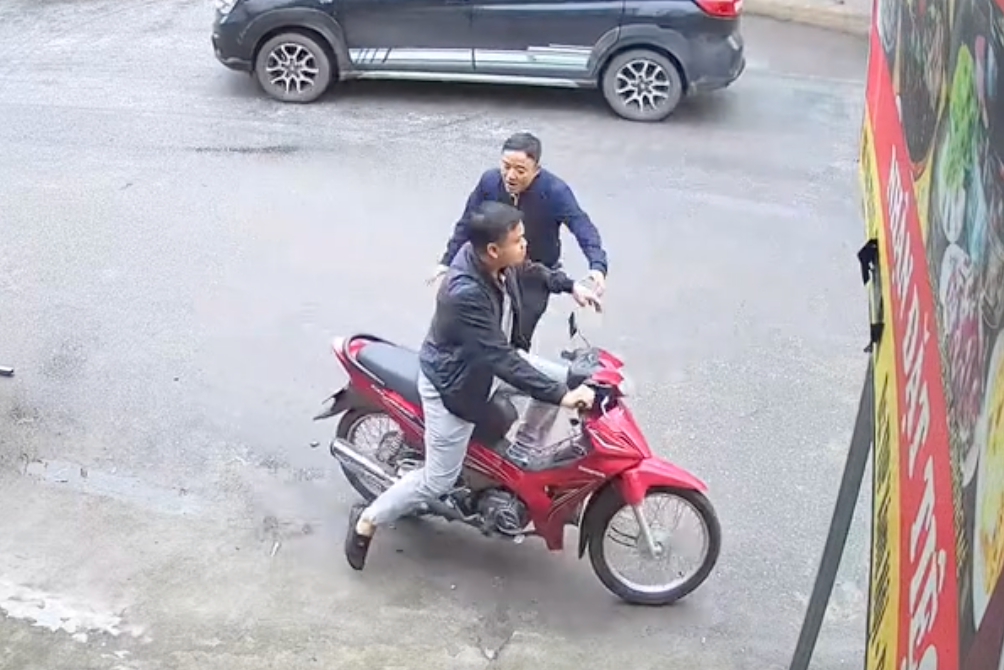 Chu quan soc khi 'nguoi la' lay xe may dung truoc cua phong di mat hinh anh