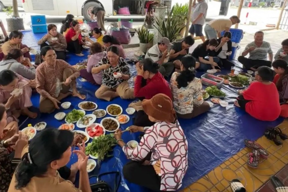 Dai gia dinh 45 nguoi mang 100 o banh mi, 30 kg lap xuong, 20 con ga, vit di du xuan hinh anh