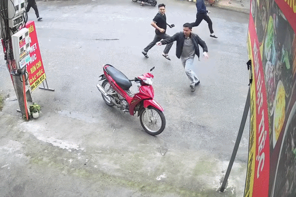 Bat ngo 'giup' cong an tom toi pham nho xe cam san chia truoc cua hinh anh