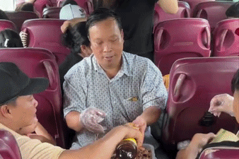 Gia dinh 45 nguoi di du xuan, mang 100 o banh mi, 30 kg lap xuong hinh anh