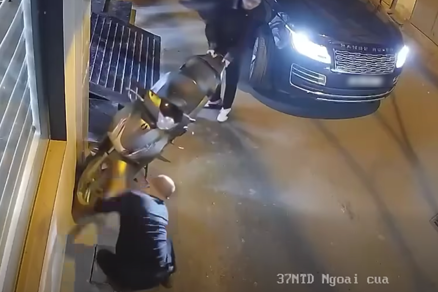 Cong an vao cuoc vu tai xe Range Rover choc thung lop xe may SH hinh anh