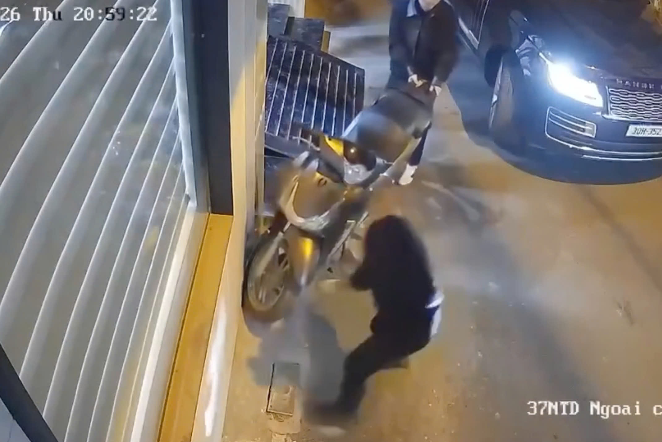 Tai xe Range Rover dam thung banh xe may trong ngo o Ha Noi hinh anh