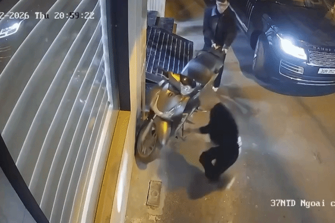 Cong an vao cuoc vu tai xe Range Rover choc thung lop xe may SH hinh anh