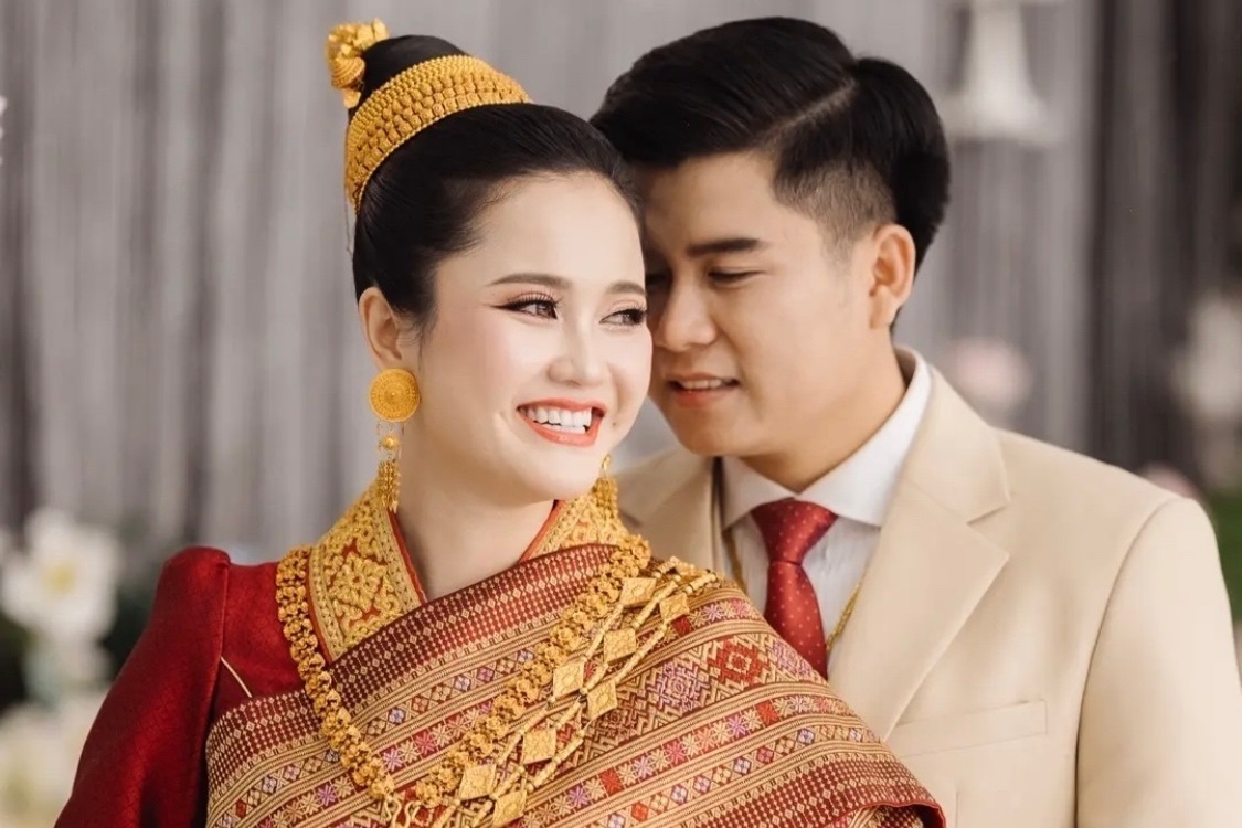 Co dau Lao hat 'Hon ca yeu' tang chong o dam cuoi gay sot hinh anh